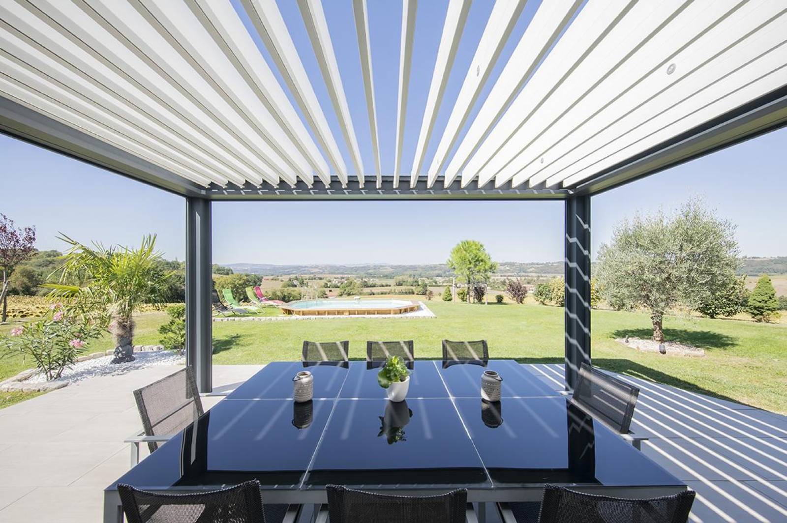 Installer une pergola bioclimatique sur mesure de fabrication française dans le 13 près de St rémy de provence proche des Alpilles.